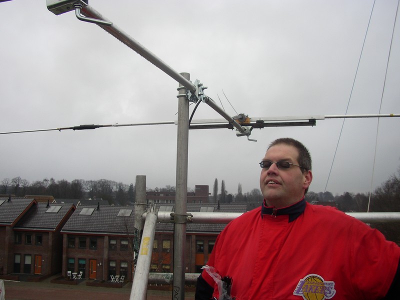 Clement PD4CK mocht graag boven op de steiger vertoeven om te genieten van het uitzicht. Of om de antenne te draaien?